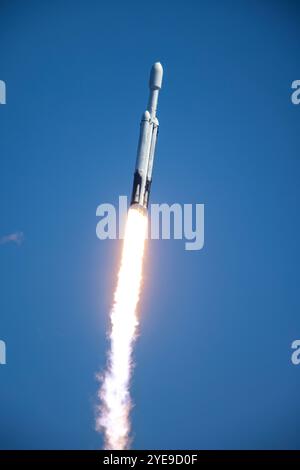 CENTRO SPAZIALE KENNEDY, FLORIDA, Stati Uniti - 14 ottobre 2024 - Un razzo Falcon Heavy SpaceX che trasporta il veicolo spaziale Europa Clipper della NASA si solleva dalla Launch Co Foto Stock
