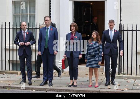 Londra, Regno Unito. 30 ottobre 2024. Rachel Reeves, Cancelliere dello Scacchiere lascia Downing Street n. 11 per presentare al parlamento il tanto atteso primo bilancio laburista. Crediti: Uwe Deffner/Alamy Live News Foto Stock