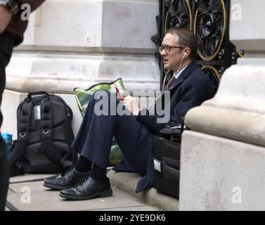 Londra, Regno Unito. 30 ottobre 2024. Chris Mason, redattore politico della BBC, si siede davanti a Rachel Reeves, la Cancelliera dello Scacchiere, si trova fuori dal numero 11 di Downing Street e tiene il suo discorso sul budget alla camera dei comuni all'ora di pranzo. Budget Day, Downing Street, Westminster, Londra, il 30 ottobre, 2024 Rachel Reeves è la prima donna Cancelliera dello Scacchiere, e sarà il primo bilancio laburista in 14 anni. Crediti: Paul Marriott/Alamy Live News Foto Stock