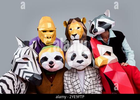 Foto di zebra gorilla procione leone panda bradipo gallo maschera persone isolate su sfondo grigio Foto Stock