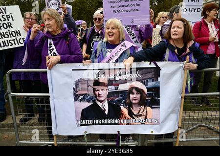 Londra, Regno Unito. Le donne del WASPI colpite dai cambiamenti dell'età pensionabile statale hanno protestato oggi fuori dal Parlamento mentre la Cancelliera Rachel Reeves ha tenuto il suo discorso sul bilancio. Più di tre milioni di donne nate negli anni '1950 sono state colpite da sostanziali aumenti dell'età pensionabile statale. Crediti: michael melia/Alamy Live News Foto Stock