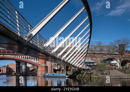 Merchant Bridge e Bridgewater Canal, Castlefield, Manchester, Inghilterra, Regno Unito Foto Stock