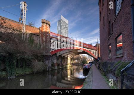 Bridgewater Canal e Beetham Tower, Castlefield, Manchester, Inghilterra, Regno Unito Foto Stock