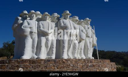 Monumento al Cante Alentejano illuminato alla luce del sole, cantanti di un genere musicale portoghese; Odemira, Beja, Portogallo Foto Stock