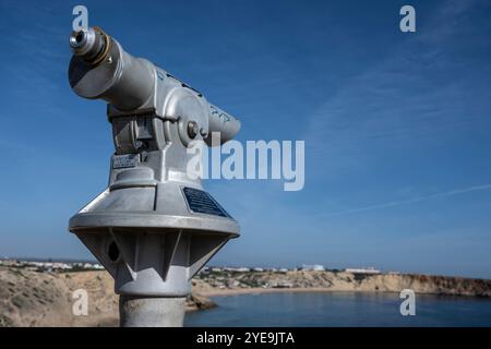 Binocolo presso la Fortezza di Sagres lungo la costa dell'Algarve, Portogallo; Sagres, Faro, Portogallo Foto Stock