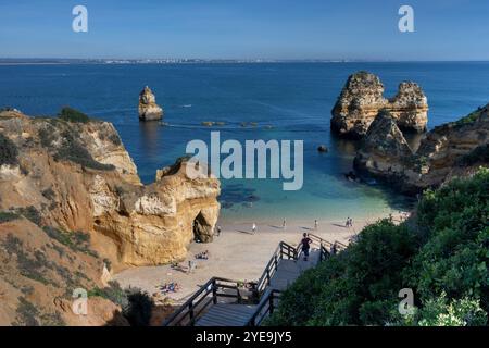 Splendida vista panoramica da Praia da Boneca lungo la costa atlantica del Portogallo; Lagos, Faro, Portogallo Foto Stock