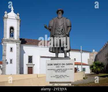 Statua dell'esploratore portoghese Vasco da Gama nella città di Sines, Portogallo; Sines, Setubal, Portogallo Foto Stock