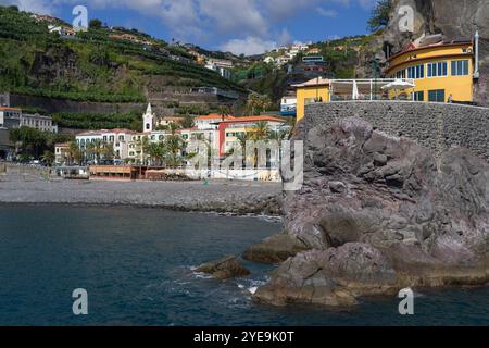 Splendida città costiera di Ponta do Sol sull'isola di Madeira, Portogallo; Ponta do Sol, Madeira, Portogallo Foto Stock