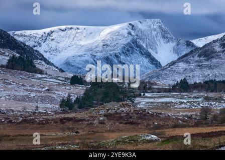 Y Garn e le montagne Glyderau attraverso la valle di Ogwen in inverno, Snowdonia National Park, Eryri, Galles del Nord, Regno Unito Foto Stock