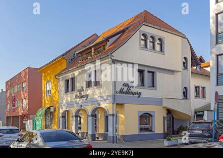 Slavonski Brod, Croazia - 22 ottobre 2024: Caffe Bar Mollinary Building presso Promenade Brace Maric Autumn Day. Foto Stock