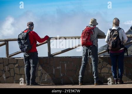 Turisti escursionisti che si affacciano dal punto panoramico di Pico do Areeiro sull'isola di Madeira, Portogallo; Sao Roque do Faial, Madeira, Portogallo Foto Stock