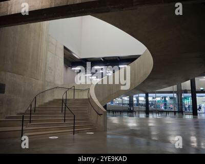 Scala interna in cemento a spirale in una galleria d'arte moderna a Londra, Regno Unito; Londra, Inghilterra Foto Stock