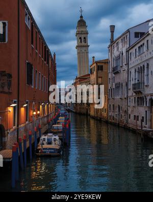 Rio dei Greci con la torre inclinata della chiesa di San Giorgio dei Greci. Venezia e la sua laguna sono patrimonio dell'umanità dell'UNESCO Foto Stock