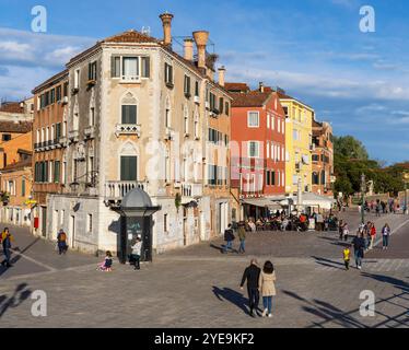 Pedoni che camminano in una giornata di sole sulla Riva dei sette Martiri, una strada della città di Venezia; Venezia, regione Veneto, Italia Foto Stock
