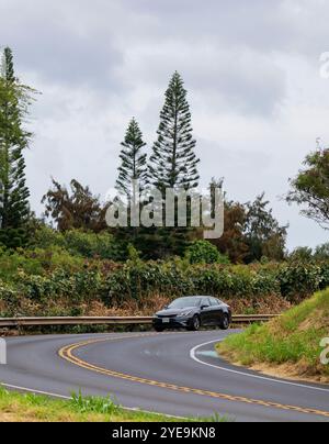 L'auto procede verso una curva su West Maui Road, sull'isola di Maui, Hawaii, Stati Uniti; Maui, Hawaii, Stati Uniti d'America Foto Stock