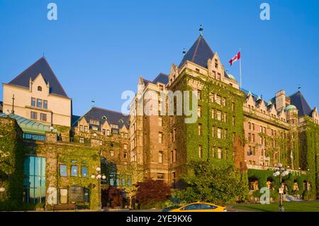 Le viti si arrampicano sulla facciata di uno storico hotel canadese di lusso lungo il lungomare di Victoria, British Columbia, Canada Foto Stock
