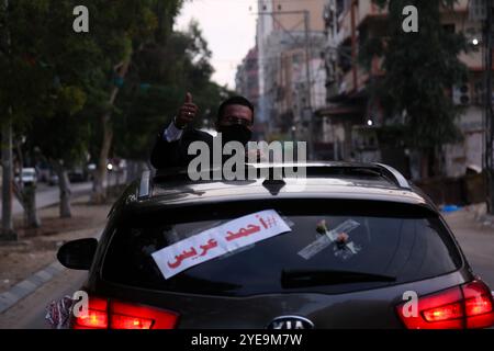 Gaza, Palestina. 9 settembre 2020. Una coppia palestinese si sposa a Gaza City in una piccola cerimonia nuziale limitata ai membri della famiglia più stretti, con distanziamento sociale e maschere facciali parte dell'evento. Dal 24 agosto, quando i casi di Covid-19 sono stati individuati per la prima volta tra la popolazione della Striscia di Gaza, si è registrato un drastico aumento delle infezioni da virus nel territorio palestinese. Le autorità hanno lottato con l'aumento del numero di casi a Gaza, una delle aree più densamente popolate del mondo e con un'infrastruttura sanitaria sovraccarica e scarsamente alimentata Foto Stock