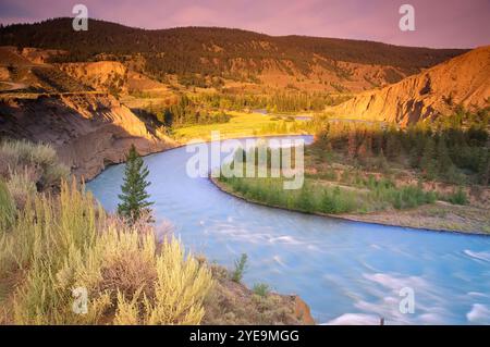 Il fiume Chilcotin scorre attraverso il Farwell Canyon a Chilcotin, British Columbia, Canada; Chilcotin, British Columbia, Canada Foto Stock