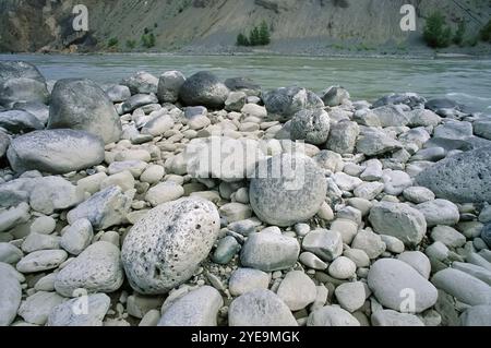 Primo piano di pietre sulla riva del fiume Fraser nell'area protetta di Churn Creek, Fraser Canyon, BC, Canada; British Columbia, Canada Foto Stock