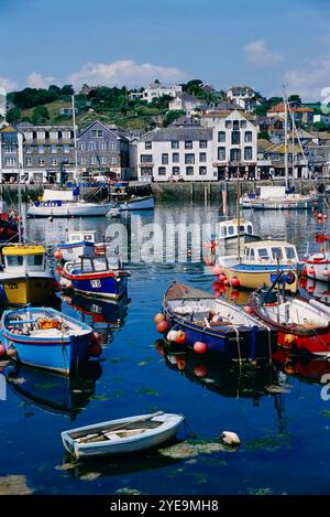 Barche da pesca nel porto di un villaggio di pescatori in Cornovaglia, Inghilterra; Mevagissey, Cornovaglia, Inghilterra Foto Stock