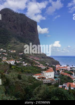 Alloggi in collina a Porto da Cruz sull'isola di Madeira, Portogallo; Porto da Cruz, Madeira, Portogallo Foto Stock