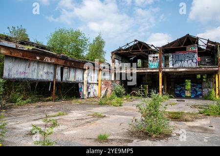 Yorkshire, Regno Unito – 18 maggio 2024: Cartelli graffiti coprono le pareti di una struttura aperta presso il complesso industriale abbandonato di Hepworth Refractories Brick Works, sto Foto Stock