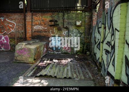 Yorkshire, Regno Unito – 18 maggio 2024: Graffiti e cartellini coprono le pareti di un edificio abbandonato nel complesso industriale abbandonato di Hepworth Refractories Bric Foto Stock