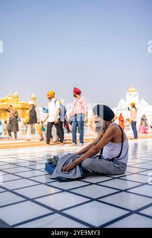 Persone intorno alla piscina del Tempio d'Oro, un Sikh Gurdwara ad Amritsar, Punjab, India; Amritsar, Punjab, India Foto Stock