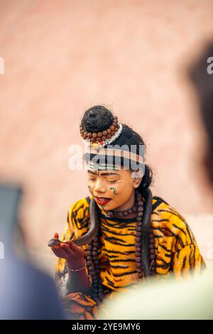 Artista femminile di strada a Varanasi; Varanasi, Uttar Pradesh, India Foto Stock