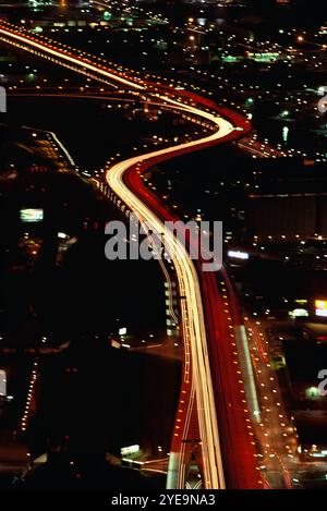 Gardiner Expressway di notte vista dalla CN Tower di Toronto, Canada; Toronto, Ontario, Canada Foto Stock