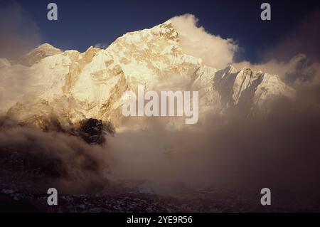 Monte Everest e Nuptse nell'Himalaya del Nepal; Nepal Foto Stock