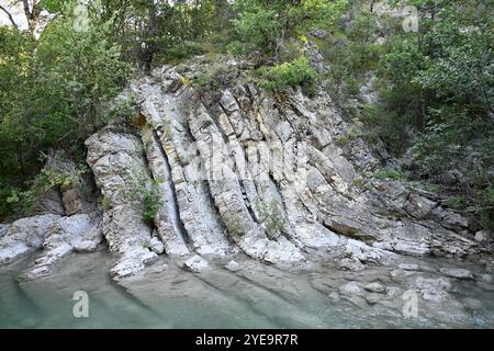 Roccia esposta Strata e fiume asse de Blieux nel Geopark de Haute Provence e nel Parco regionale Verdon Blieux Provence Francia Foto Stock