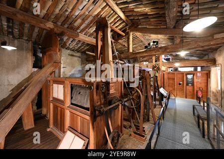 Interno vintage dello storico mulino di farina con setacciatori di farina o vagliatrici, creato nel 1902 da Wool Mill, Minoterie Museum, St Andre des Alpes France Foto Stock