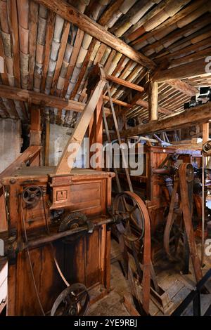 Interno vintage dello storico mulino di farina con setacciatori di farina o vagliatrici, creato nel 1902 da Wool Mill, Minoterie Museum, St Andre des Alpes France Foto Stock