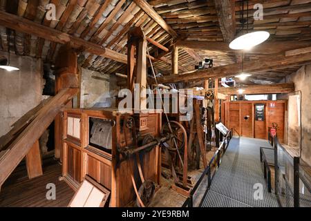 Interno vintage dello storico mulino di farina con setacciatori di farina o vagliatrici, creato nel 1902 da Wool Mill, Minoterie Museum, St Andre des Alpes France Foto Stock