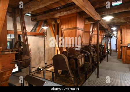 Interno vintage dello storico mulino di farina con setacciatori di farina o vagliatrici, creato nel 1902 da Wool Mill, Minoterie Museum, St Andre des Alpes France Foto Stock