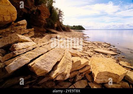 Roccia calcarea sulla riva del lago Winnipeg nel parco provinciale di Hecla-Grindstone; Manitoba, Canada Foto Stock