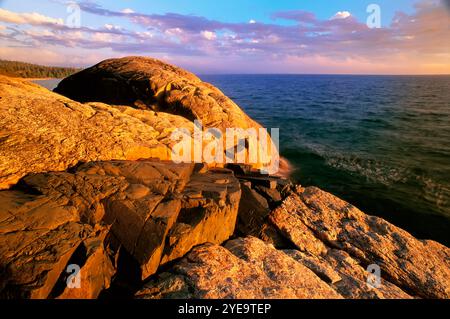 Agawa Bay al tramonto nel Lake Superior Provincial Park; Ontario, Canada Foto Stock
