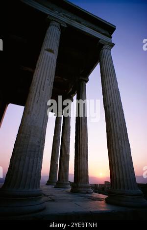 Eretteo (o Tempio di Atena Polias) che mostra l'architettura ionica nell'Acropoli di Atene; Atene, Grecia Foto Stock