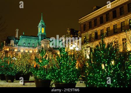 La vecchia Montreal decorata con luci bianche a Natale, con il Municipio di Montreal illuminato sullo sfondo; Montreal, Quebec, Canada Foto Stock