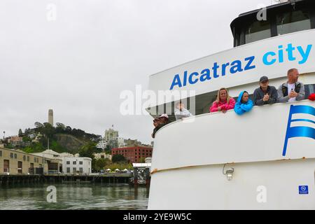 Avvicinarsi al penitenziario federale di Alcatraz a bordo di una Alcatraz City Cruises in barca turistica Hornblower San Francisco California USA Foto Stock