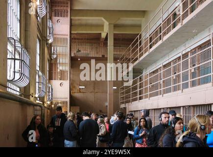 Turisti all'interno del penitenziario federale di Alcatraz nei corridoi con celle carcerarie Alcatraz Island San Francisco California USA Foto Stock