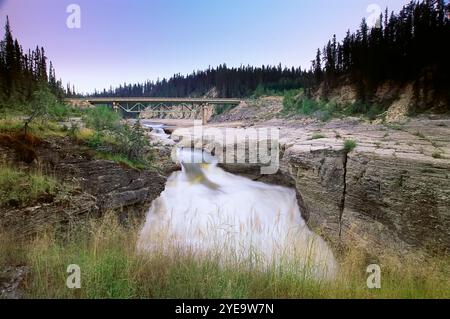 Sambaa Deh Falls nel fiume Trout nel Sambaa Deh Falls Territorial Park, un'area protetta nei territori del Nord-Ovest, Canada Foto Stock