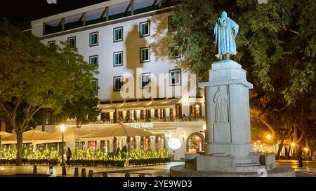 La statua di João Zarco, con il Golden Gate Grand Cafe sullo sfondo a Funchal, Madeira, Portogallo. Foto Stock