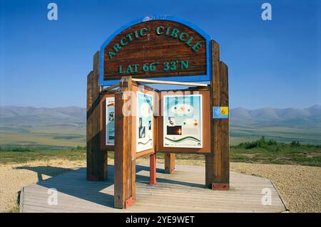 Marcatore del circolo polare artico nelle Richardson Mountains lungo la Dempster Highway a Yukon, Canada; Yukon, Canada Foto Stock