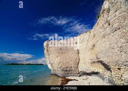 Aspre scogliere calcaree sulla costa del lago Manitoba nel Manitoba; ripide Rock, Manitoba, Canada Foto Stock