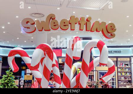 Decorazioni natalizie con grandi lecca lecca-lecca decorativa all'aeroporto di Parigi. Parigi. Francia - 30 ottobre 2024 Foto Stock