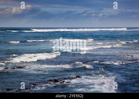 Naviga al largo della costa settentrionale di Maui, vicino a Paia, nelle Hawaii, Stati Uniti; Maui, Hawaii, Stati Uniti d'America Foto Stock