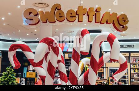 Decorazioni natalizie con grandi lecca lecca-lecca decorativa all'aeroporto di Parigi. Parigi. Francia - 30 ottobre 2024 Foto Stock