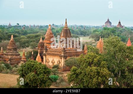 Vista dei templi dalla pagoda di Shwesandaw a Bagan, Myanmar; Bagan, Myanmar Foto Stock